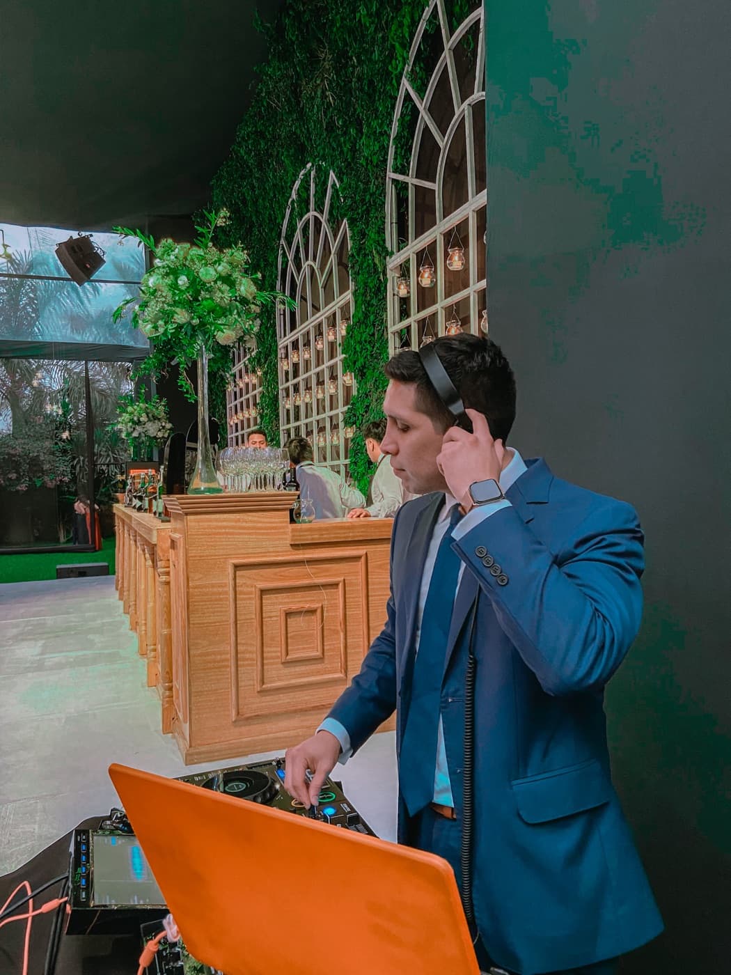 Ramón Silva en cabina durante un matrimonio